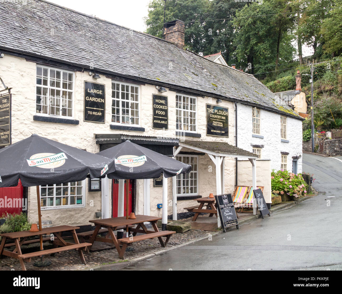 The Plough Inn dans le pittoresque village gallois de Llanrhaeadr ym Levin, Powys, Wales, UK Banque D'Images