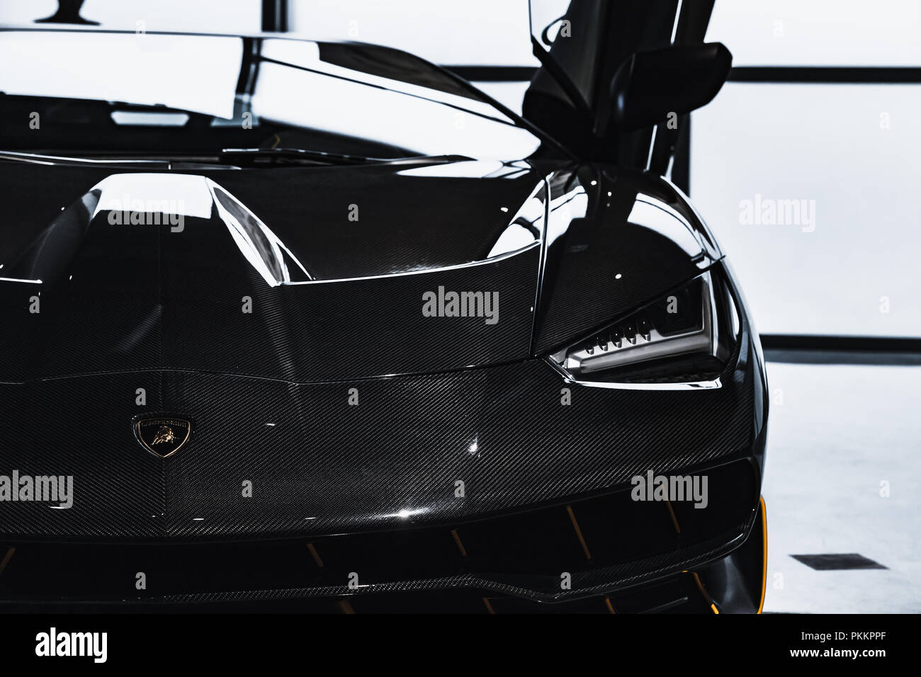 Saint-pétersbourg, Russie - 6 novembre, 2017 : Lamborghini voiture noir brillant Centenario fragment, front view Banque D'Images