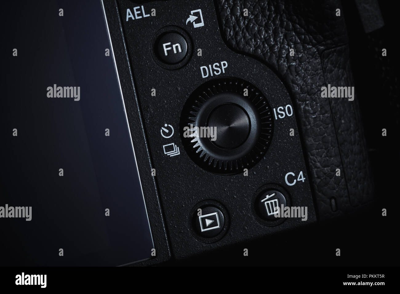 Des boutons et des molettes de commande sur un Sony a7rii mirrorless camera sur un fond sombre. Banque D'Images