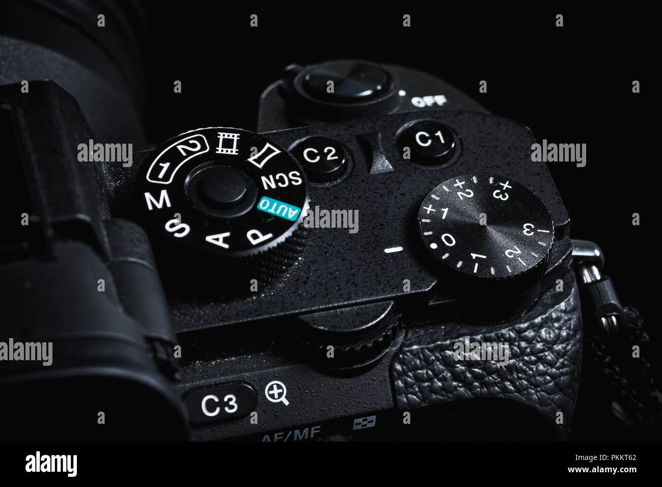Des boutons et des molettes de commande sur un Sony a7rii mirrorless camera sur un fond sombre. Banque D'Images