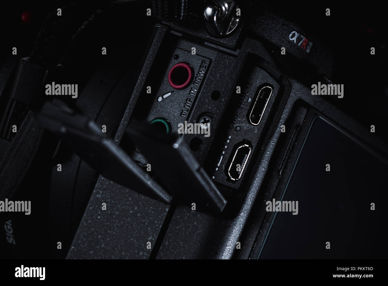 Sony a7rii mirrorless entrées caméra sur un fond sombre. Banque D'Images
