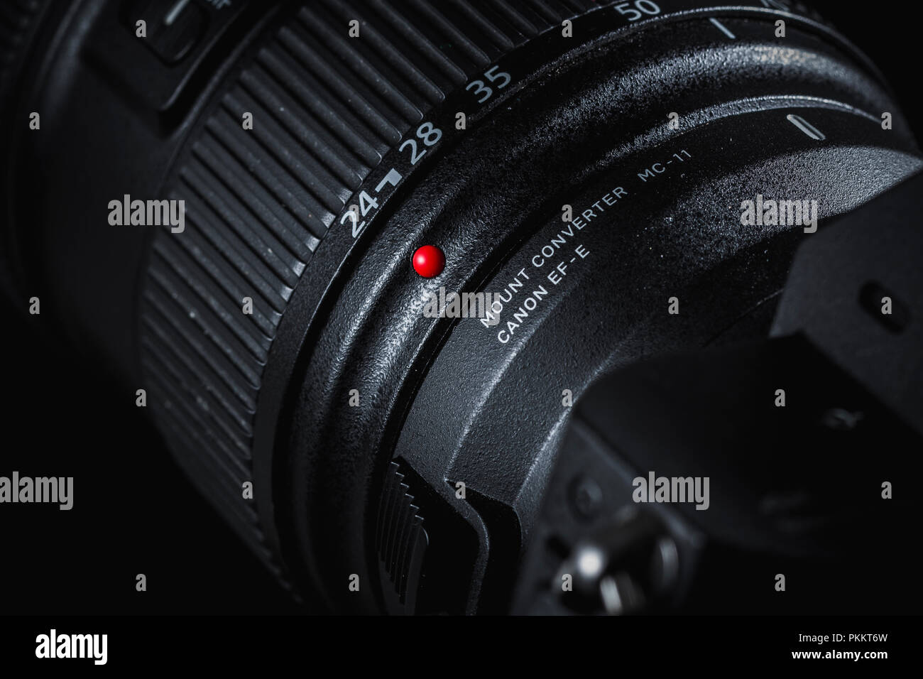 Un objectif Canon 24-70mm monté sur un Sony a7rii mirrorless camera avec un Sigma adaptateur MC-11 sur un fond sombre. Banque D'Images