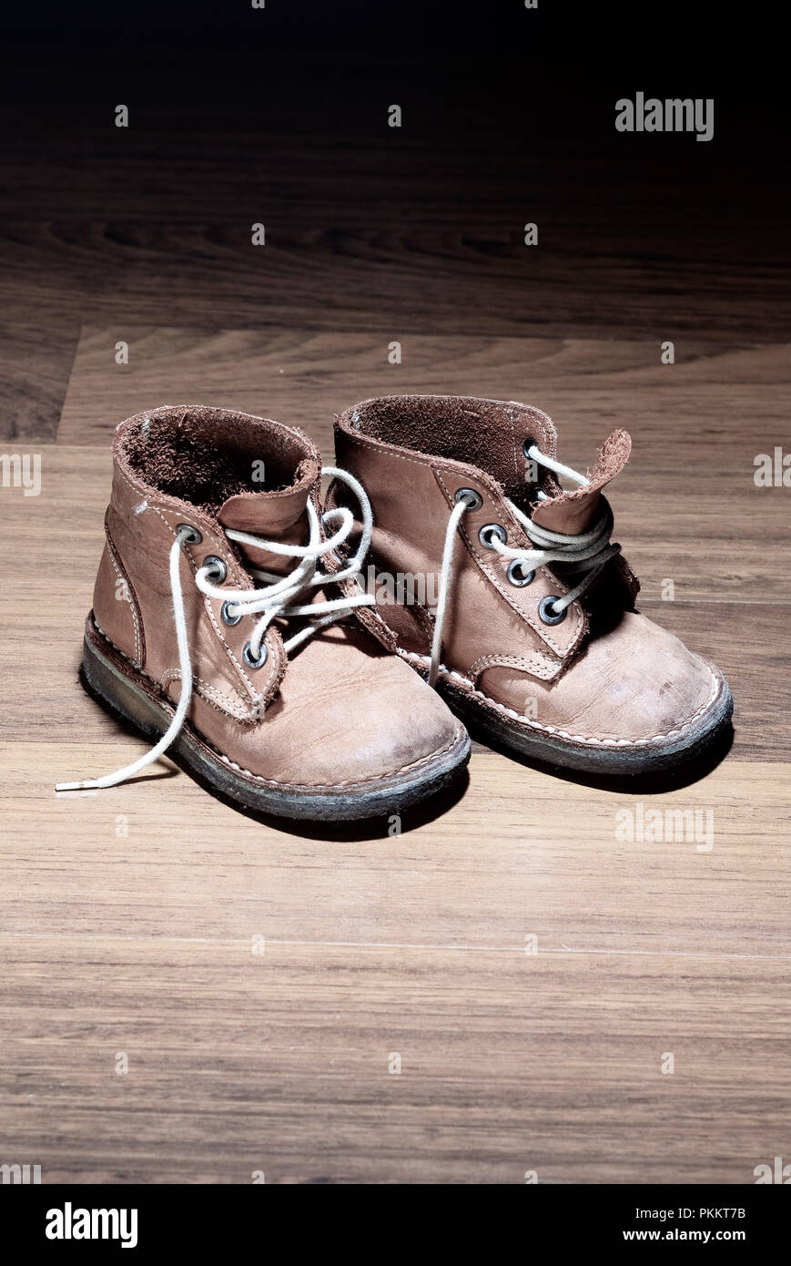 Une paire de chaussures en cuir pour enfants. Banque D'Images
