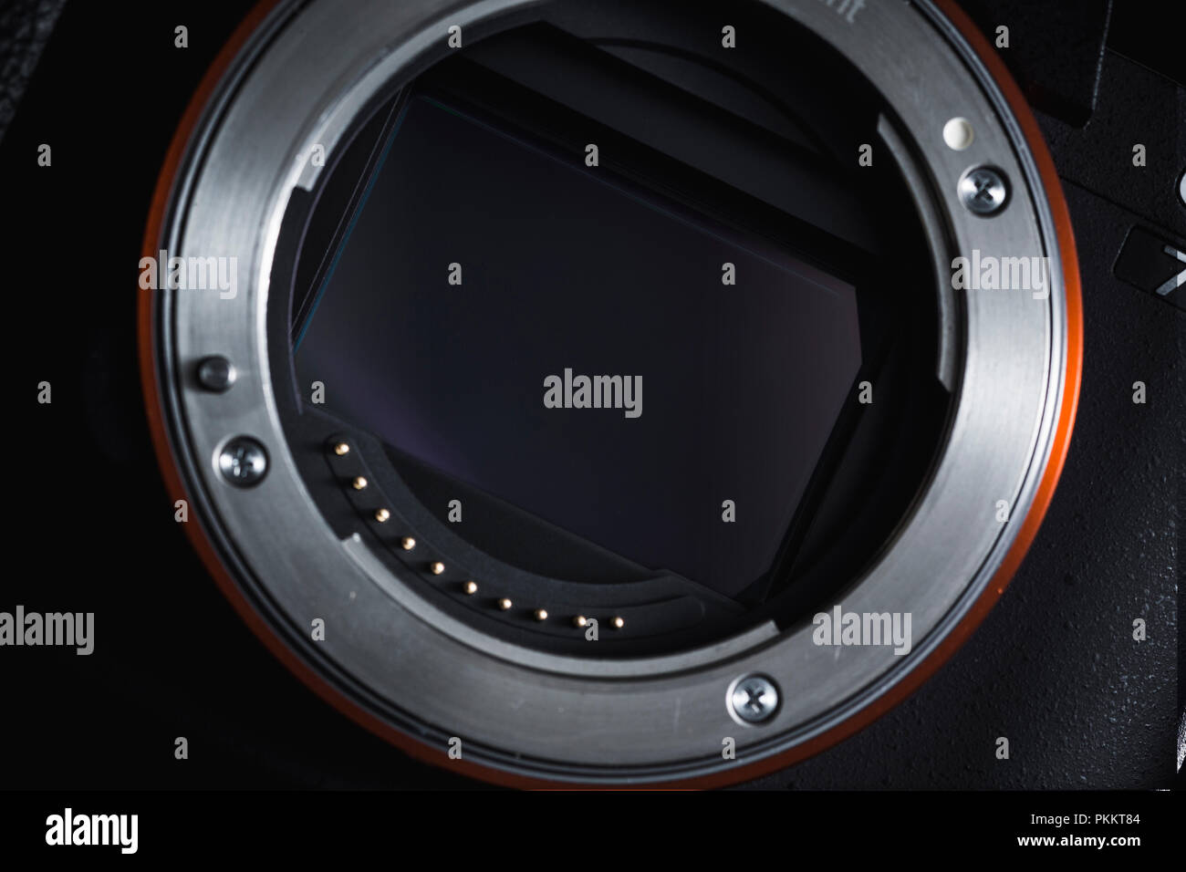 Sony a7rii mirrorless camera sur un fond sombre. Banque D'Images