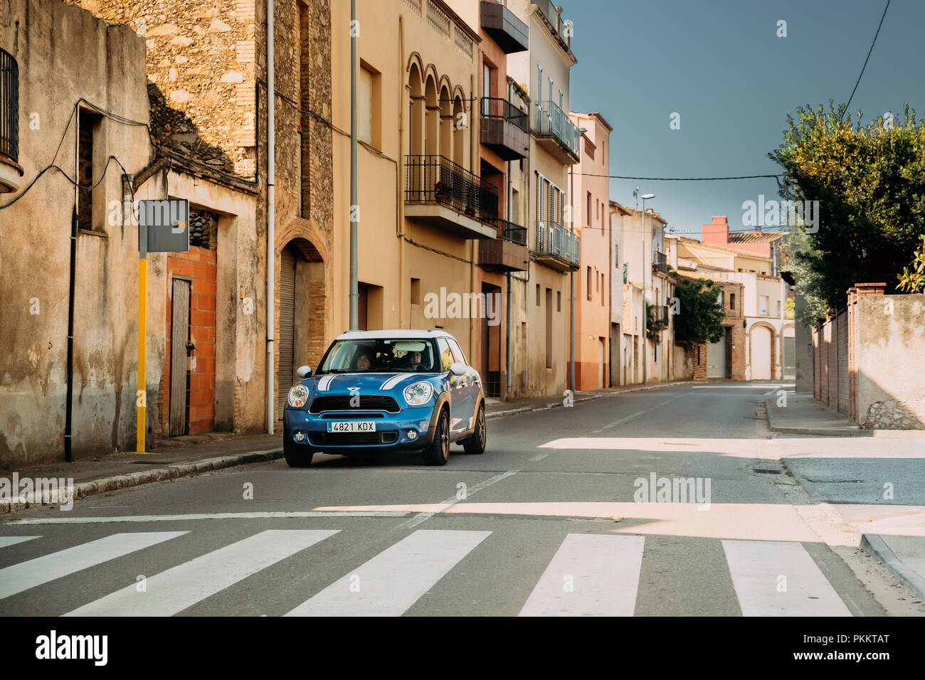 L'Armentera, Espagne - 18 mai 2018 : Blue Mini Cooper Countryman la conduite en étroite rue Vieille espagnol. Location de deuxième génération, F60. Mini Countryman j Banque D'Images