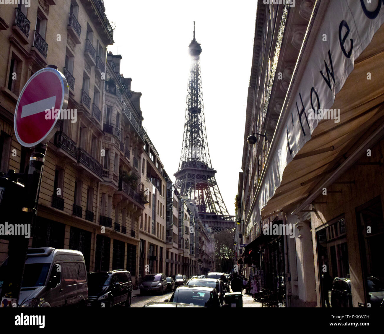 La Tour Eiffel vu de ses rues environnantes Banque D'Images