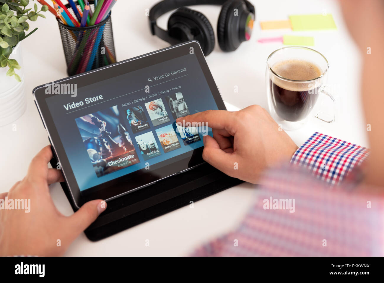 Man using digital tablet pour regarder un film sur le service de VOD. La vidéo sur demande télévision internet stream concept multimédia Banque D'Images