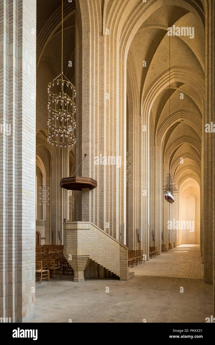 Copenhague. Le Danemark. L'église de Grundtvig, l'intérieur de l'allée latérale avec la chaire, lustre, et le modèle du navire Reine Alexandrine (anciennement le Pommern). Banque D'Images