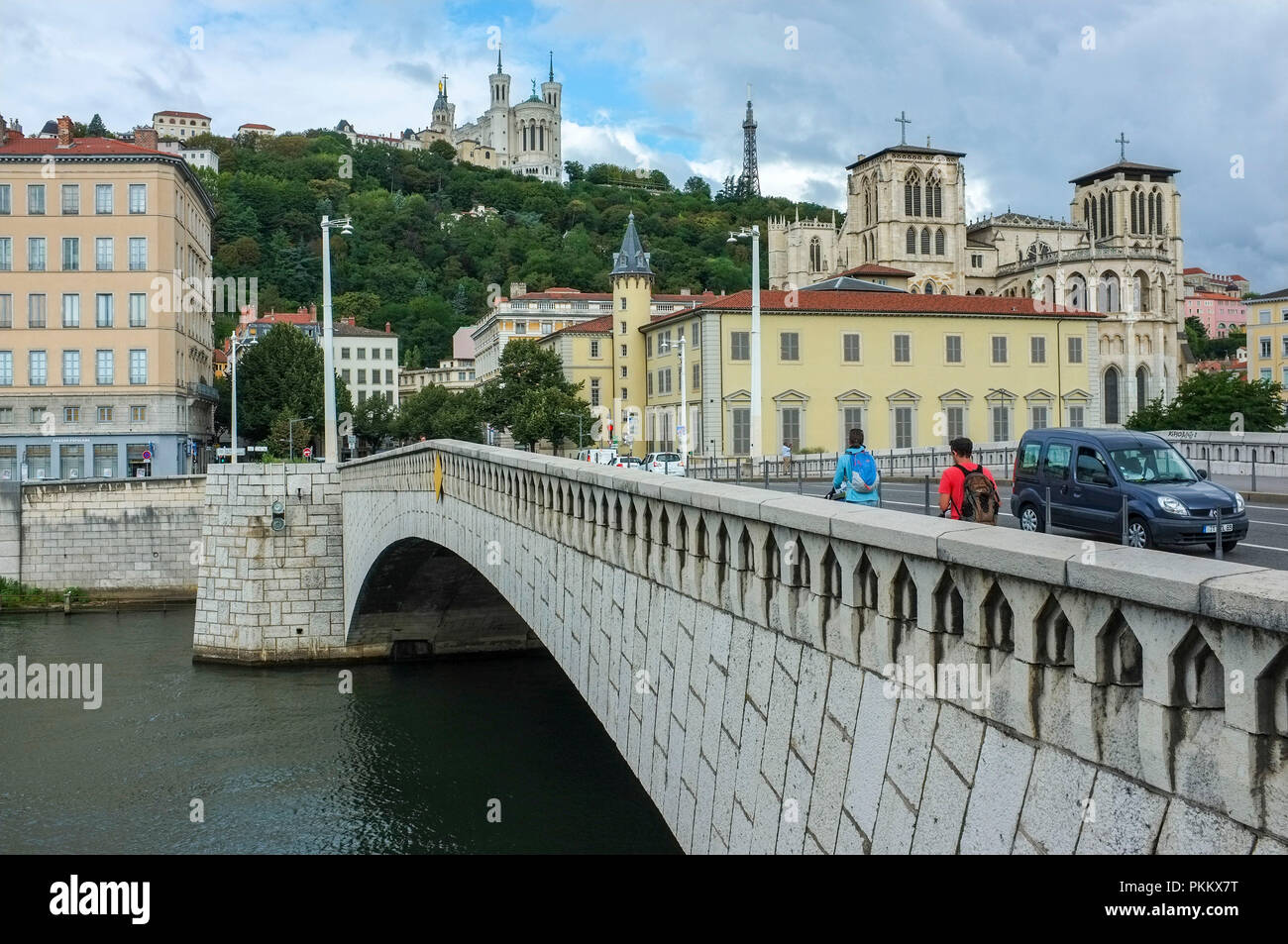 Pont Bonaparte, au-dessus de la Saône à Lyon, avec la basilique notre-dame de Fourvière et la cathédrale Saint-Jean-Baptiste Banque D'Images Pont Bonaparte, au-dessus de la Saône à Lyon, avec la basilique notre-dame de Fourvière et la cathédrale Saint-Jean-Baptiste Banque D'Images