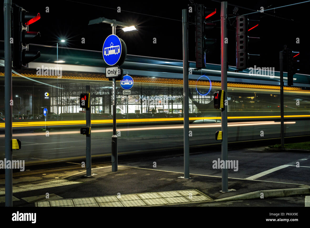 Tramway de Nottingham en mouvement la nuit - Vitesse Banque D'Images