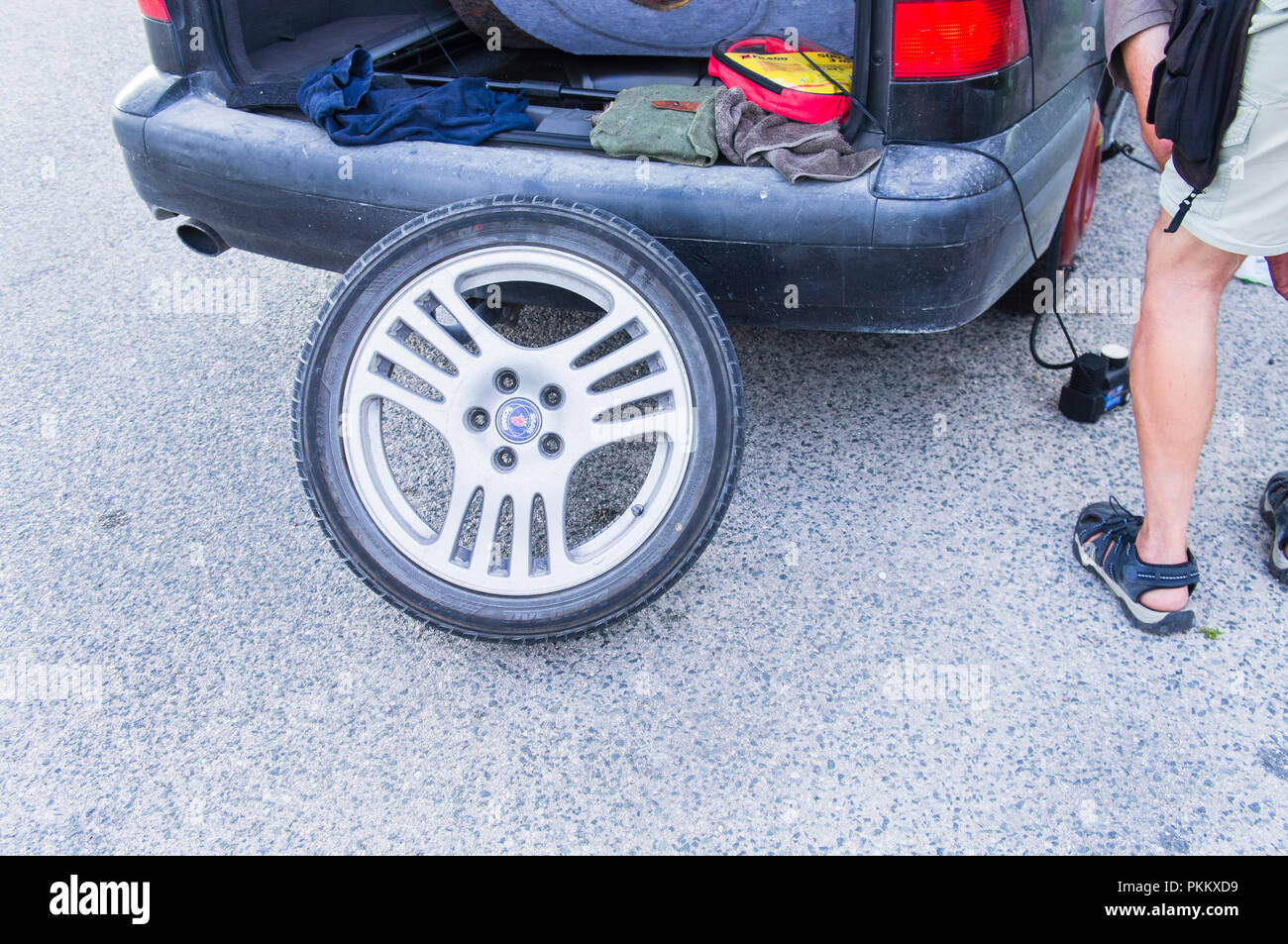 Saab, voiture, véhicule, d'un pneu roue crevée, pneu sans chambre à air,  pneus, Pneu, pneus, roues, l'échange, swap, photographié le 8 septembre  2018. (CTK Photo/lib Photo Stock - Alamy