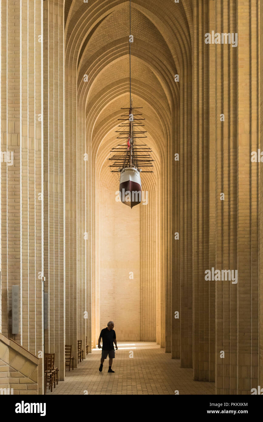 Copenhague. Le Danemark. L'église de Grundtvig. 1:35 Un modèle à l'échelle du navire Reine Alexandrine (anciennement le Pommern) suspendu dans le côté allée. Grundtvi Banque D'Images