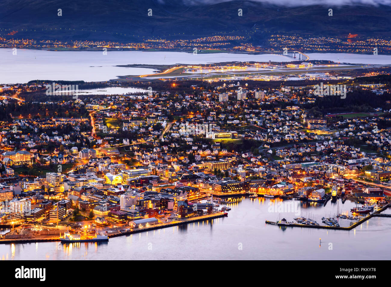 Vue aérienne de la ville de Tromso, Norvège, au crépuscule Banque D'Images