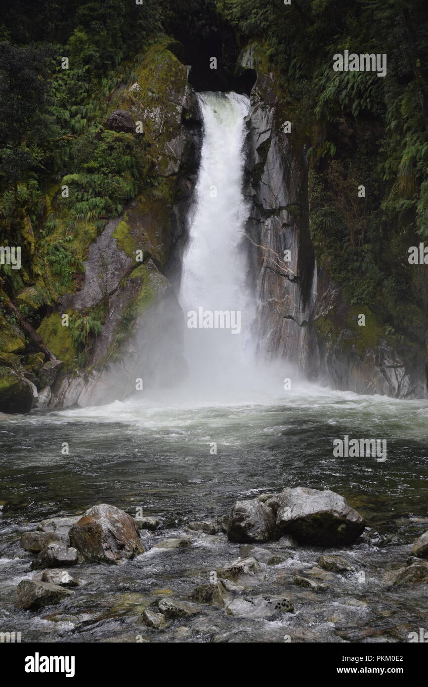 Cascade sur le Milford Track Banque D'Images