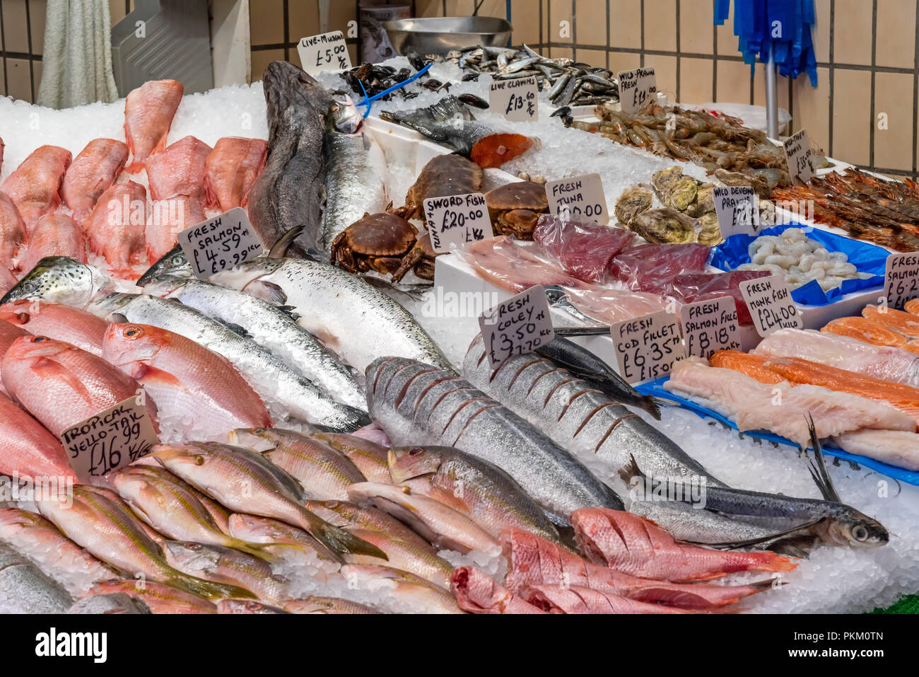 Décrochage du marché avec du poisson frais et des fruits de mer à vendre vu à Brixton, Londres Banque D'Images
