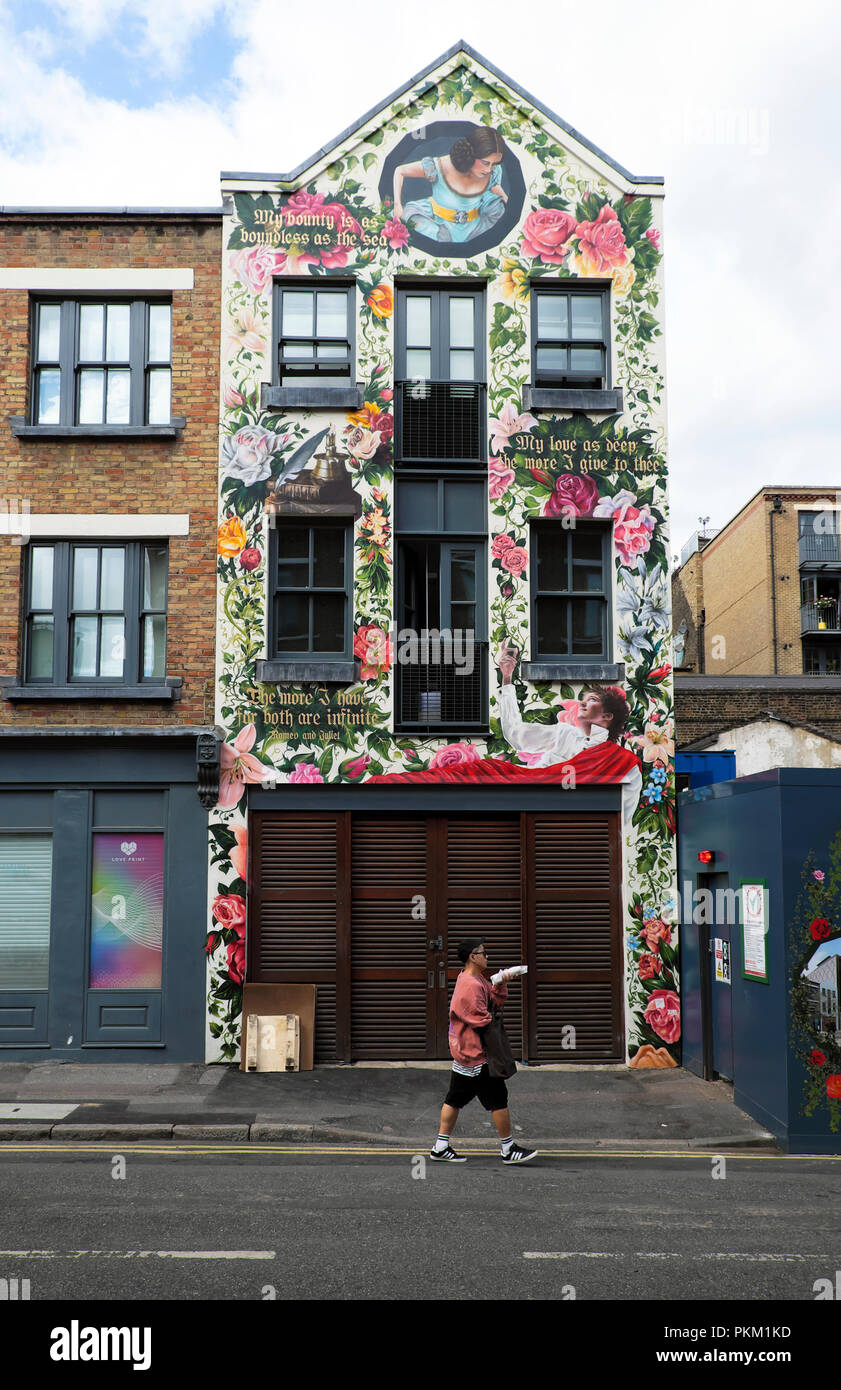 Photo murale peinture représentant William Shakespeare jouer Roméo et Juliette à nouveau bâtiment Broadway Inn à Hackney East London UK KATHY DEWITT Banque D'Images