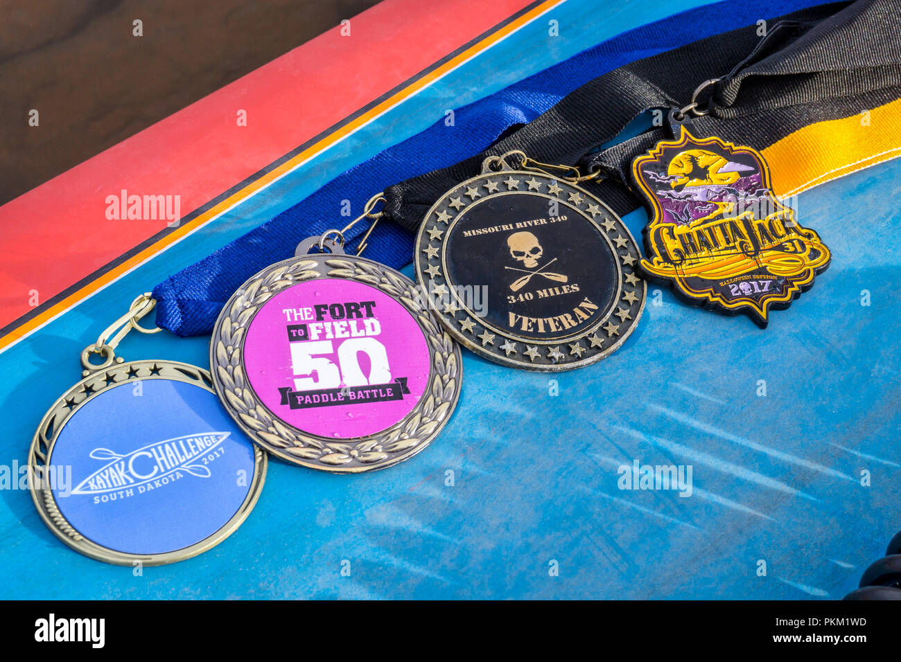 Fort Collins, CO, USA - 6 janvier 2018 : une médaille collection sur le pont d'un stand up paddleboard - awards pour la finition 4 paddlin rivière longue distance Banque D'Images