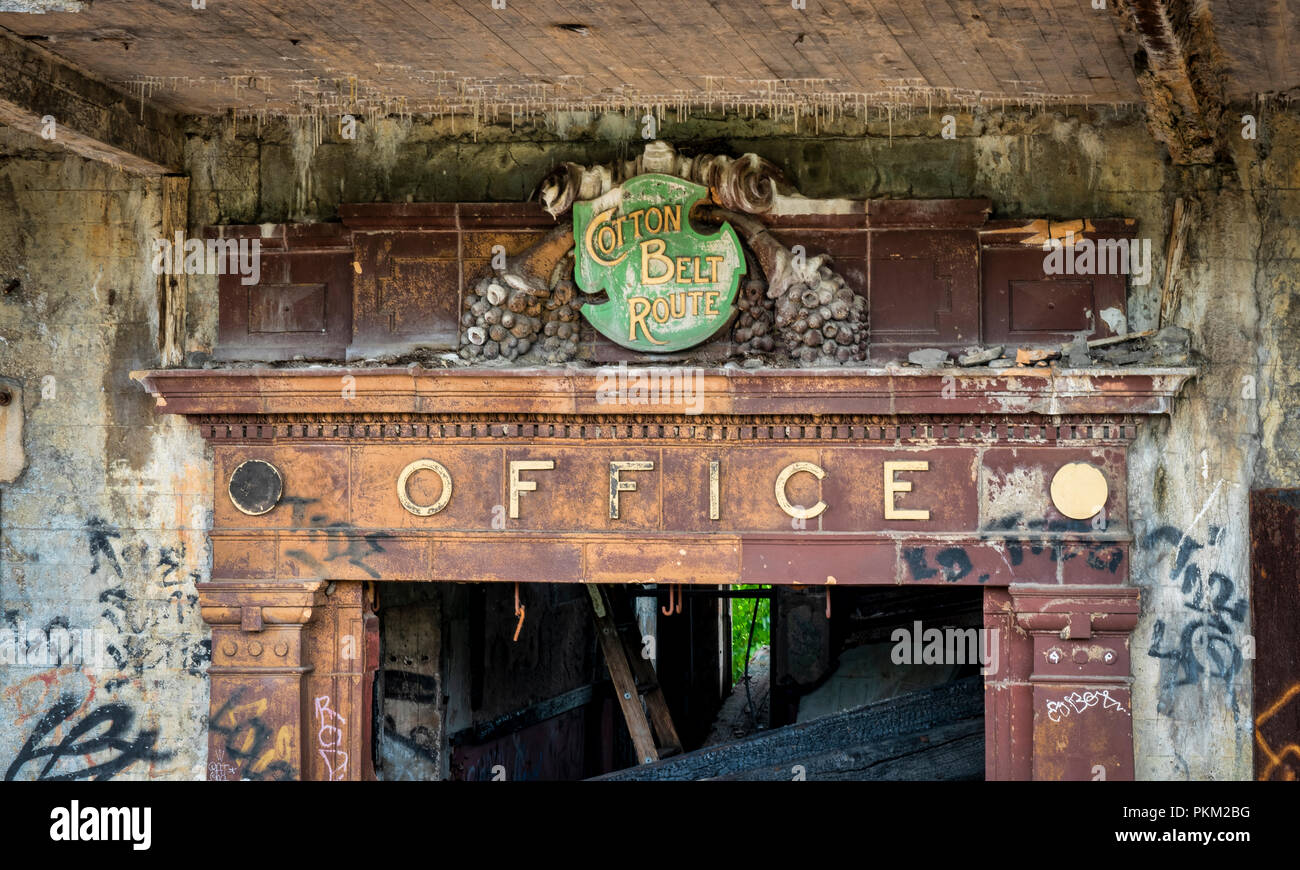 St Louis, MO, USA - Le 28 juillet 2018 route de ceinture coton abandonné : Dépôt de marchandises - entrée du bureau avec un cadre classique et un médaillon en terre cuite. Banque D'Images