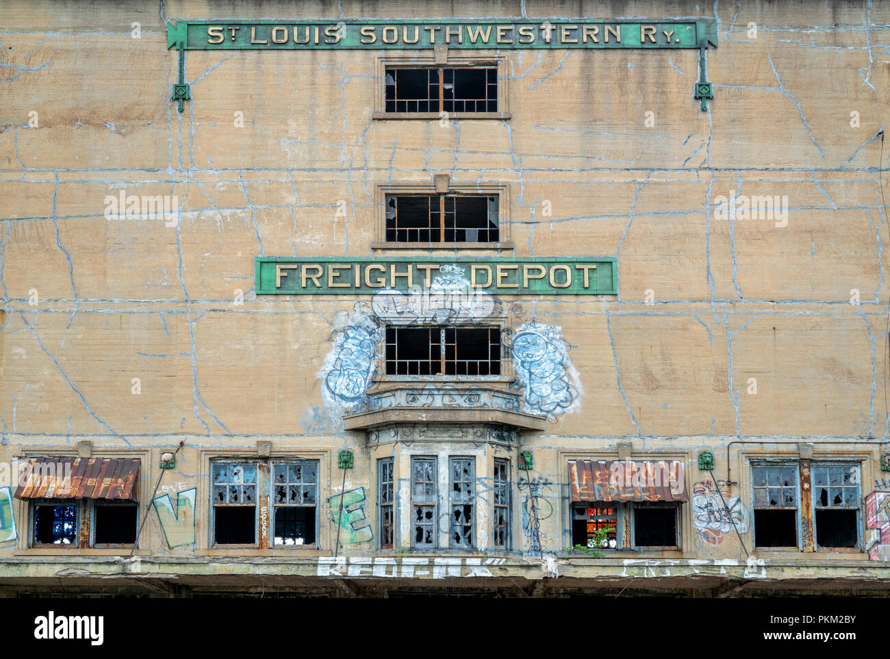 St Louis, MO, USA - Le 28 juillet 2018 route de ceinture coton abandonné : Dépôt de marchandises - un détail de façade avant. Banque D'Images
