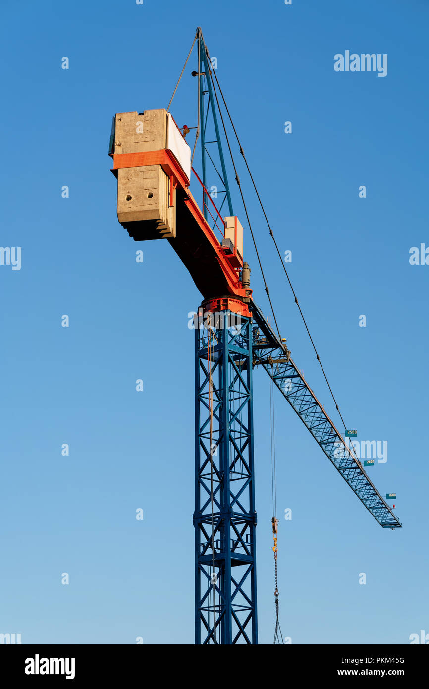 Grue de levage de l'équipement de construction et de ciel bleu Banque D'Images