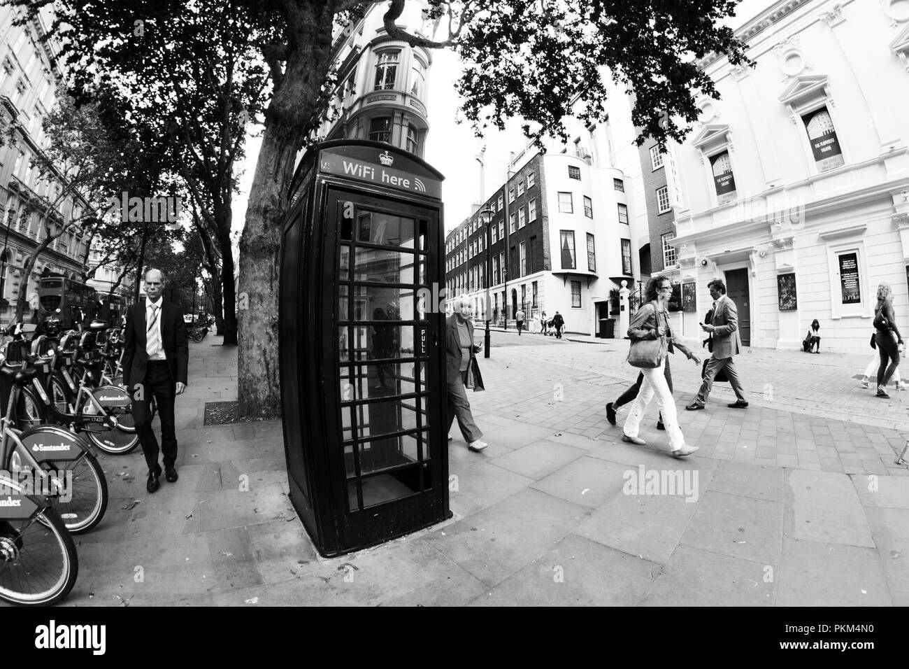 London phone box, désormais classique moderne avec connexion WIFI Banque D'Images