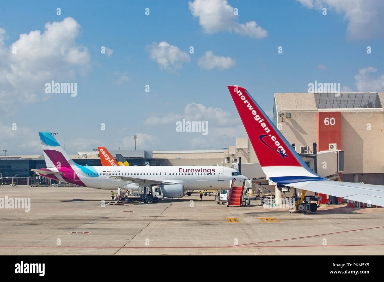 PALMA DE MAJORQUE, ESPAGNE - 6 septembre 2018 : Les avions de norvégien, Eurowings et Easyjet airlines sur le tarmac en dehors de gates lors d'une journée ensoleillée sur S Banque D'Images