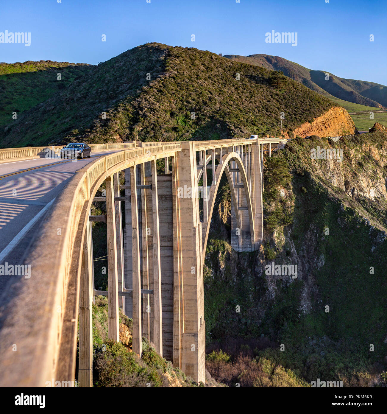 Bixby Bridge et voûté sur la montagne d'une journée ensoleillée Banque D'Images