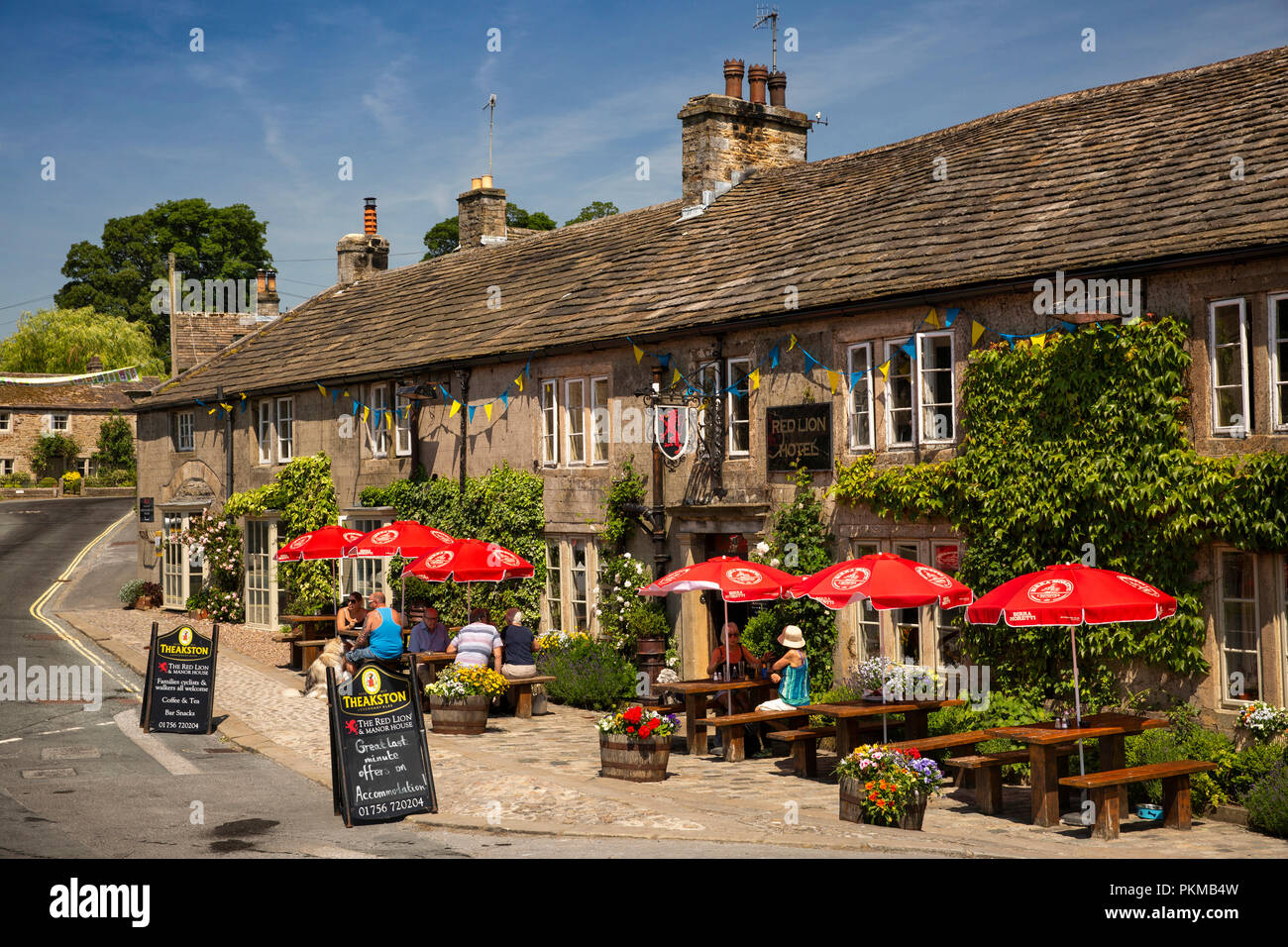 UK, Yorkshire, Wharfedale, Tonbridge, Lion et Manor House hotel les clients à l'extérieur sous le soleil Banque D'Images