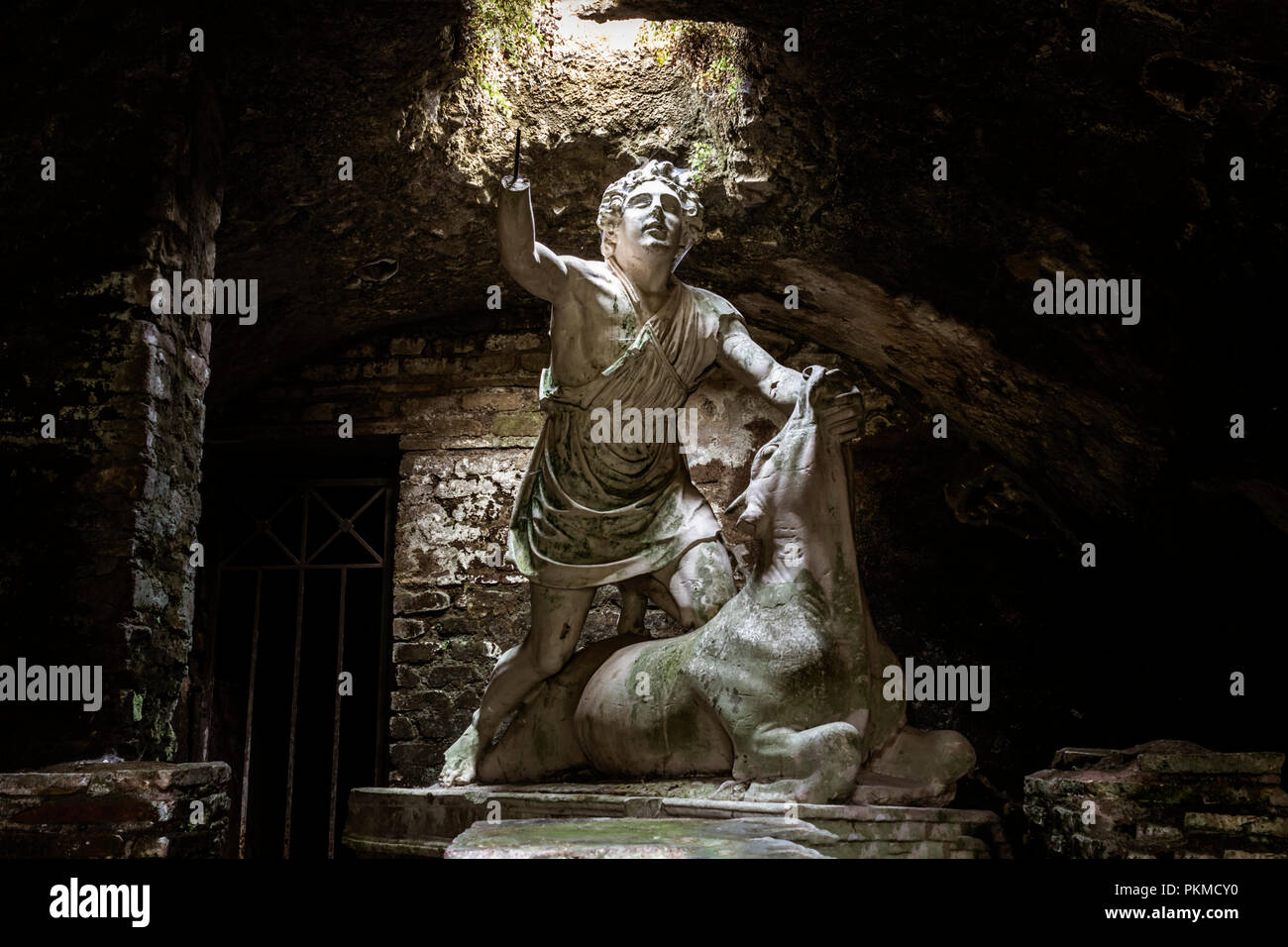 La statue de mitre tuant le taureau Banque D'Images