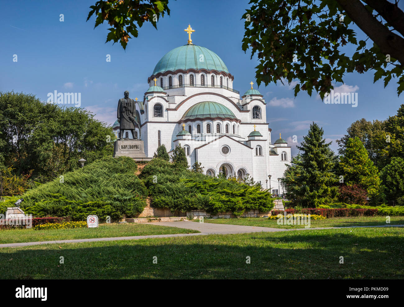 Temple de Saint-sava à Belgrade avec Karadjordje statue Banque D'Images