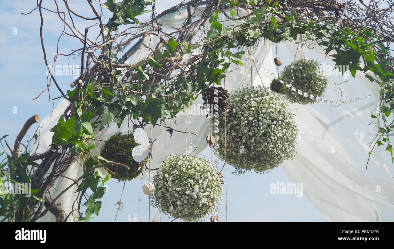 Arch pour la cérémonie de mariage, décorée avec du tissu et des fleurs. Décorées de fleurs Mariage cadre. Banque D'Images