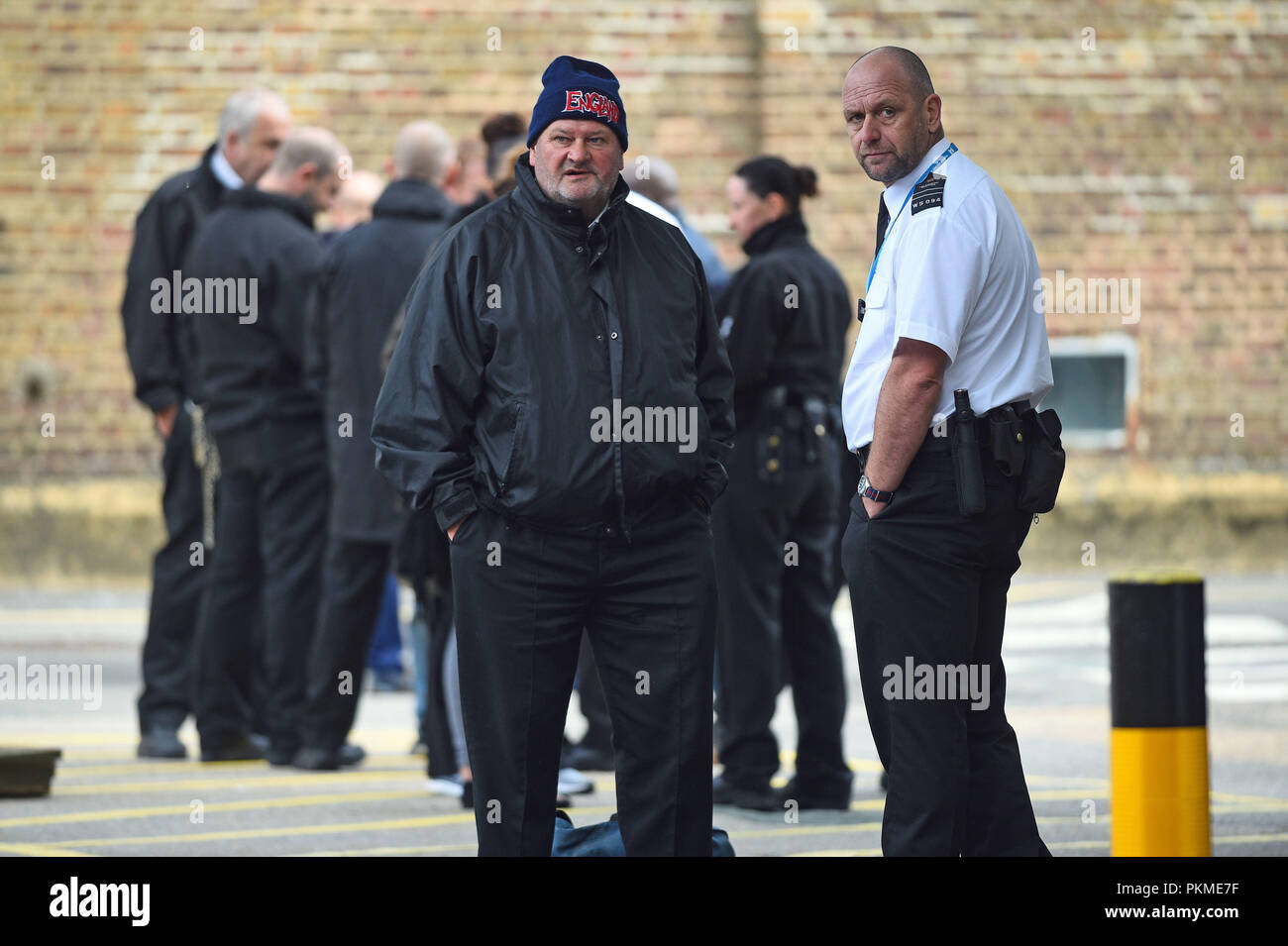 Des membres du POA, le syndicat du personnel pénitentiaire, protestant devant les exfoliations de HMP Wormwood à Londres, après un rapport accablant, ont mis en garde contre un dangereux manque de contrôle à HMP Bedford. Banque D'Images