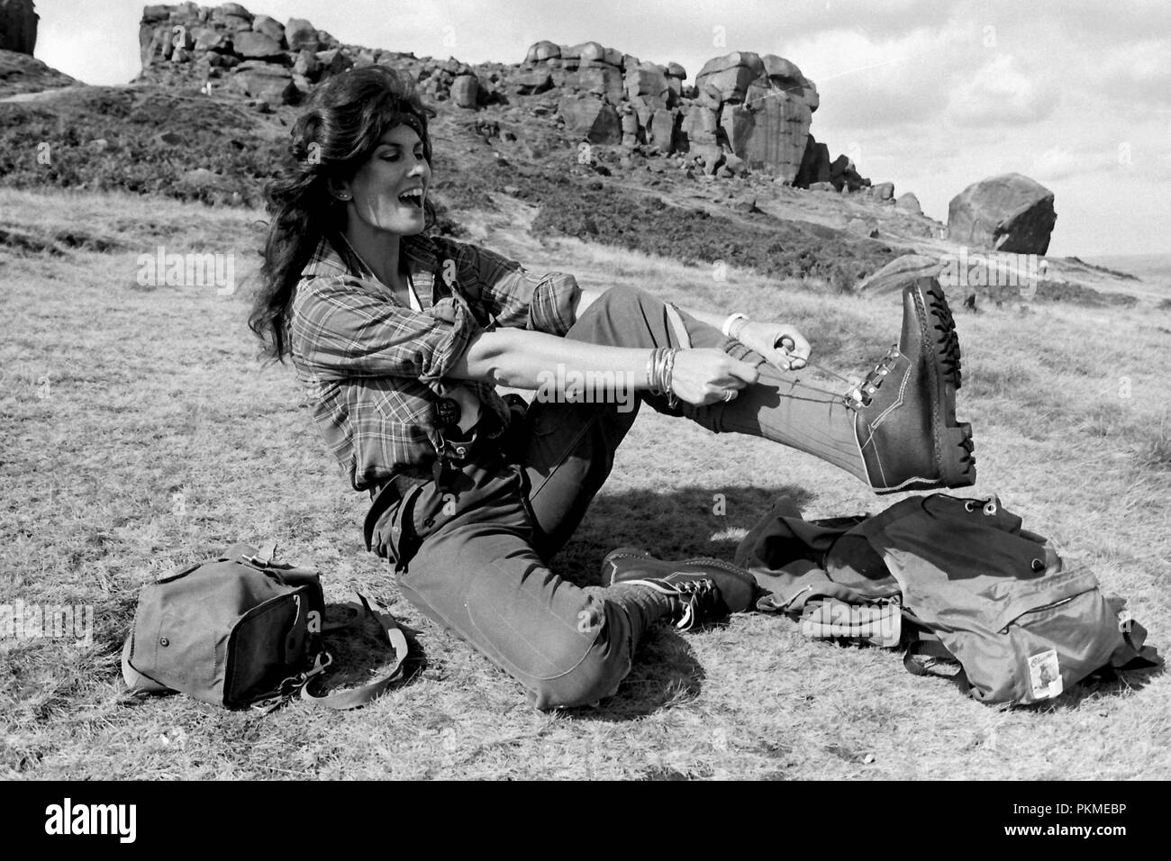 Ilkley Moor, Yorkshire, UK. 1er octobre 1984. Bond girl Caroline Munro dans un coup de feu de l'automne 1984 modèles sur la célèbre Yorkshire Ilkley Moor. Caroline en vedette dans l'Espion qui m'aimait, et au noyau de la Terre et de nombreux films Scream queen. Banque D'Images