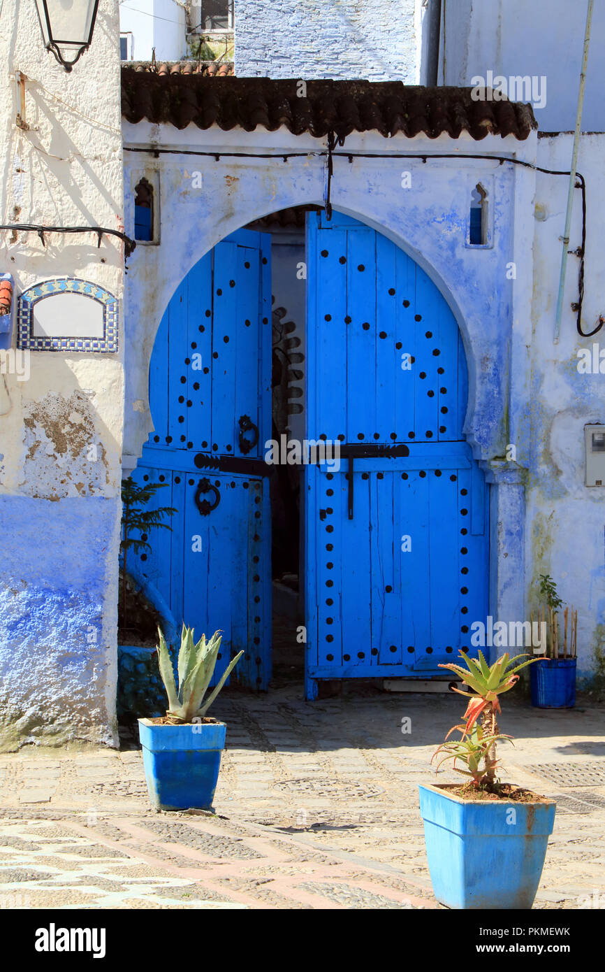 Vieille porte en bois bleu dans le charmant Chaouen, une des villes les plus visitées au Maroc Banque D'Images