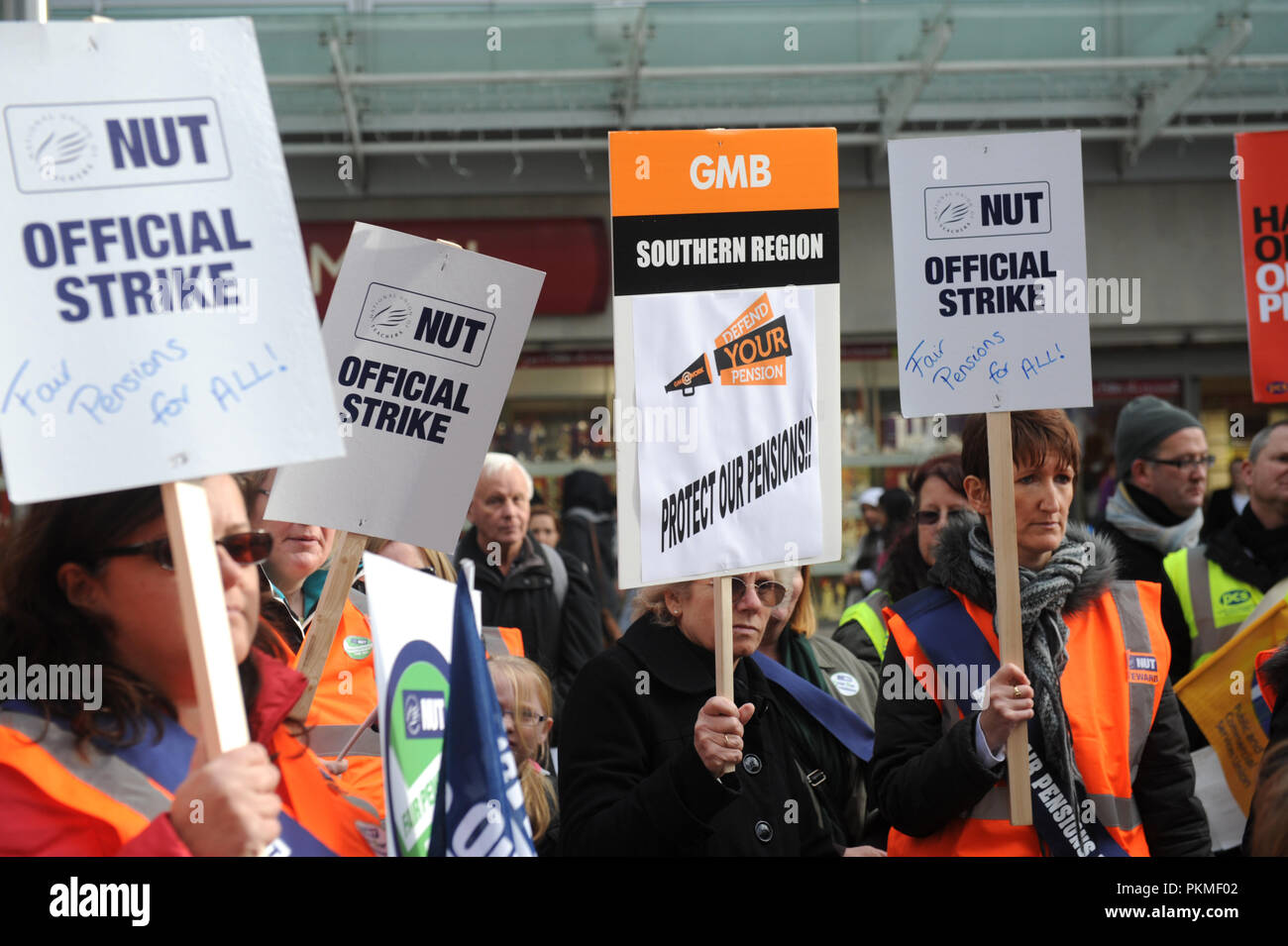 Grève des travailleurs du secteur public sur la place de la ville de Slough, Berks, Angleterre, qui fait partie d'une journée de grève nationale contre l'un des changements aux pensions du secteur public Banque D'Images