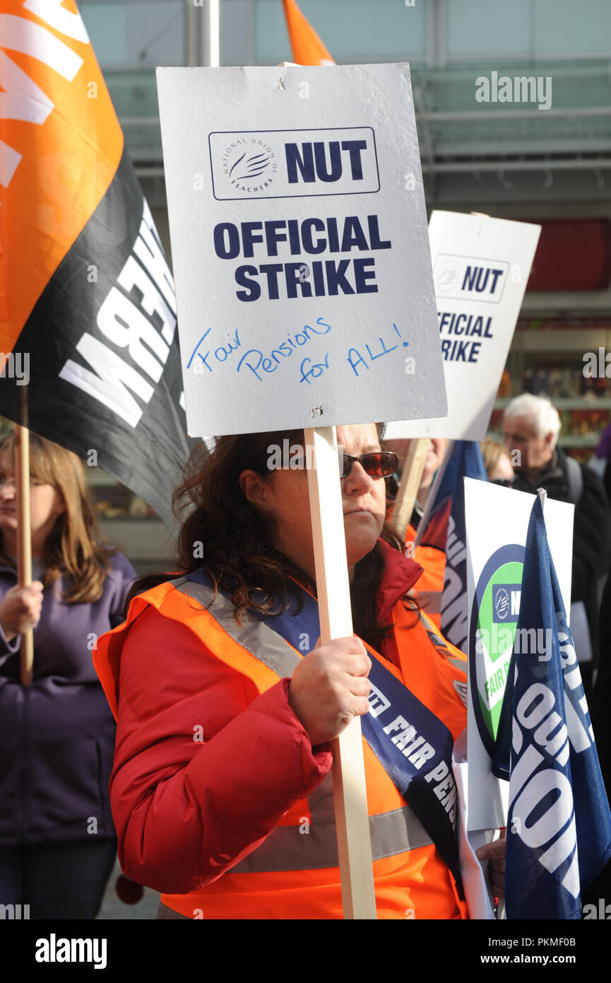 Grève des travailleurs du secteur public sur la place de la ville de Slough, Berks, Angleterre, qui fait partie d'une journée de grève nationale contre l'un des changements aux pensions du secteur public Banque D'Images