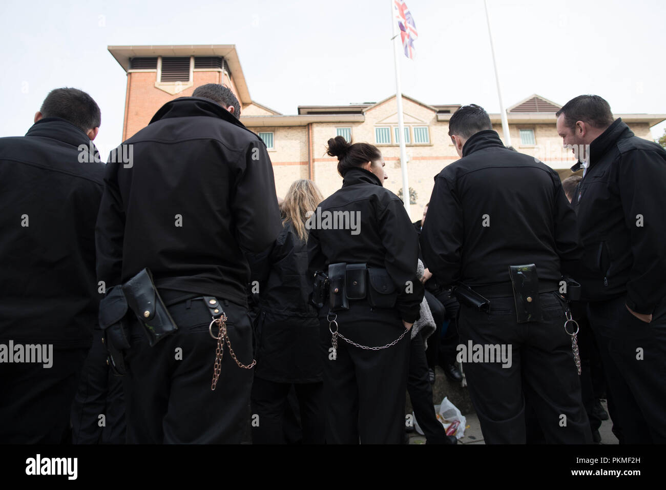 Des membres du POA, le syndicat du personnel pénitentiaire, protestant à l'extérieur du HMP Bedford après un rapport accablant, ont mis en garde contre un dangereux manque de contrôle à la prison. Banque D'Images