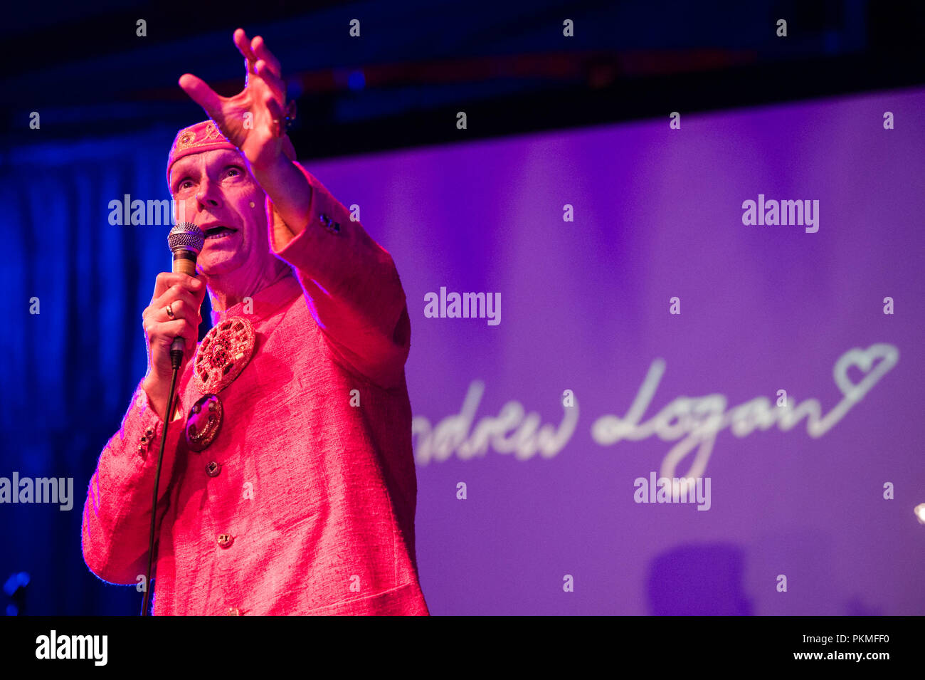 Andrew Logan : Anglais excentrique, sculpteur, orfèvre et artiste de performance, fondateur de l'alternative de Miss Monde, apparaissant à l'aberration d'autres Village tous Aberystwyth Arts Centre, le Pays de Galles, Royaume-Uni Augusr 2018 Banque D'Images