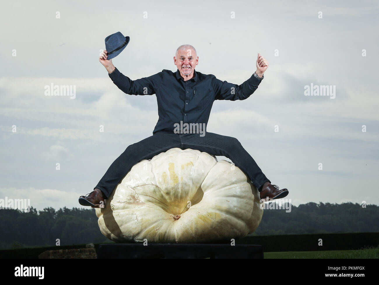 Graham Barratt avec sa victoire dans la catégorie la plus lourde citrouille géante pesant 319.8kg au cours de la compétition de légumes géants à la Harrogate Automne Flower Show au Yorkshire. Banque D'Images