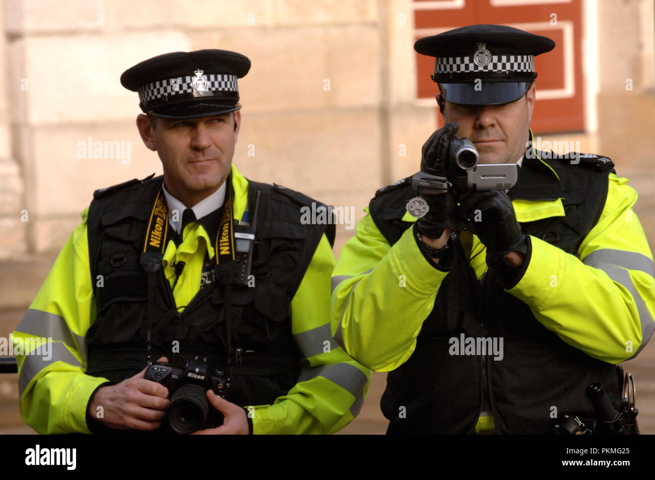 Les photographes de la police enregistrer la foule lors de la cérémonie de partenariat civil entre Elton John et David Furnish au Guildhall Banque D'Images