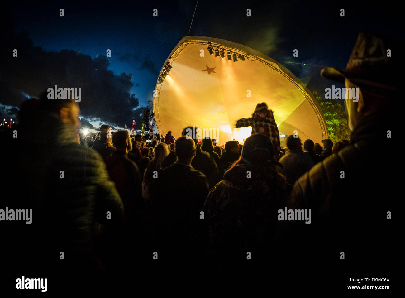 Le public appréciant les artistes à la grande fête de la musique, hommage au Pays de Galles est plus grand événement dédié aux auteurs, August Bank Holiday weekend, Aberystwyth, Pays de Galles UK Summer 2018 Banque D'Images