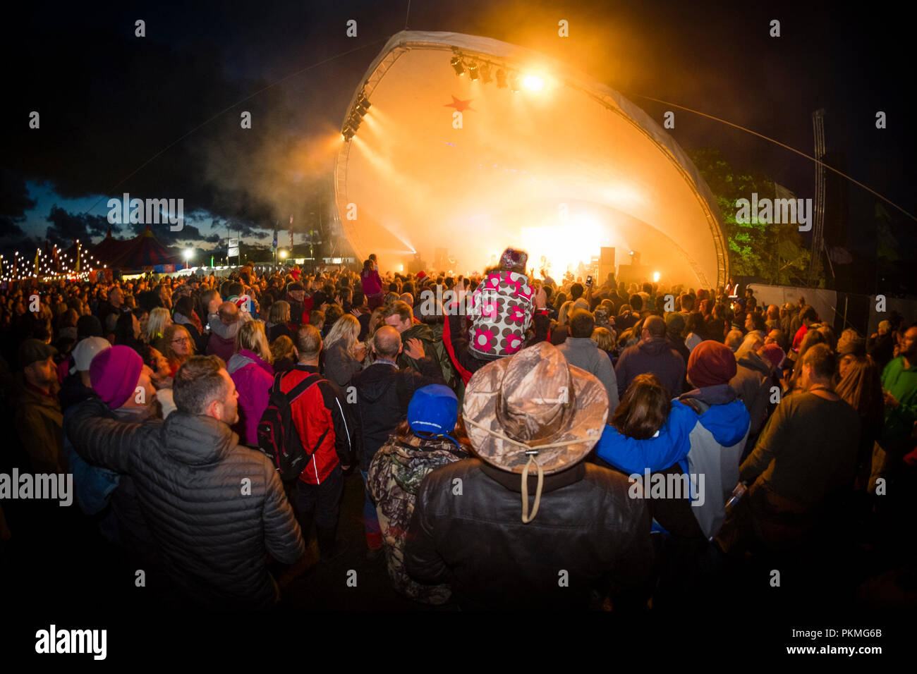 Le public appréciant les artistes à la grande fête de la musique, hommage au Pays de Galles est plus grand événement dédié aux auteurs, August Bank Holiday weekend, Aberystwyth, Pays de Galles UK Summer 2018 Banque D'Images