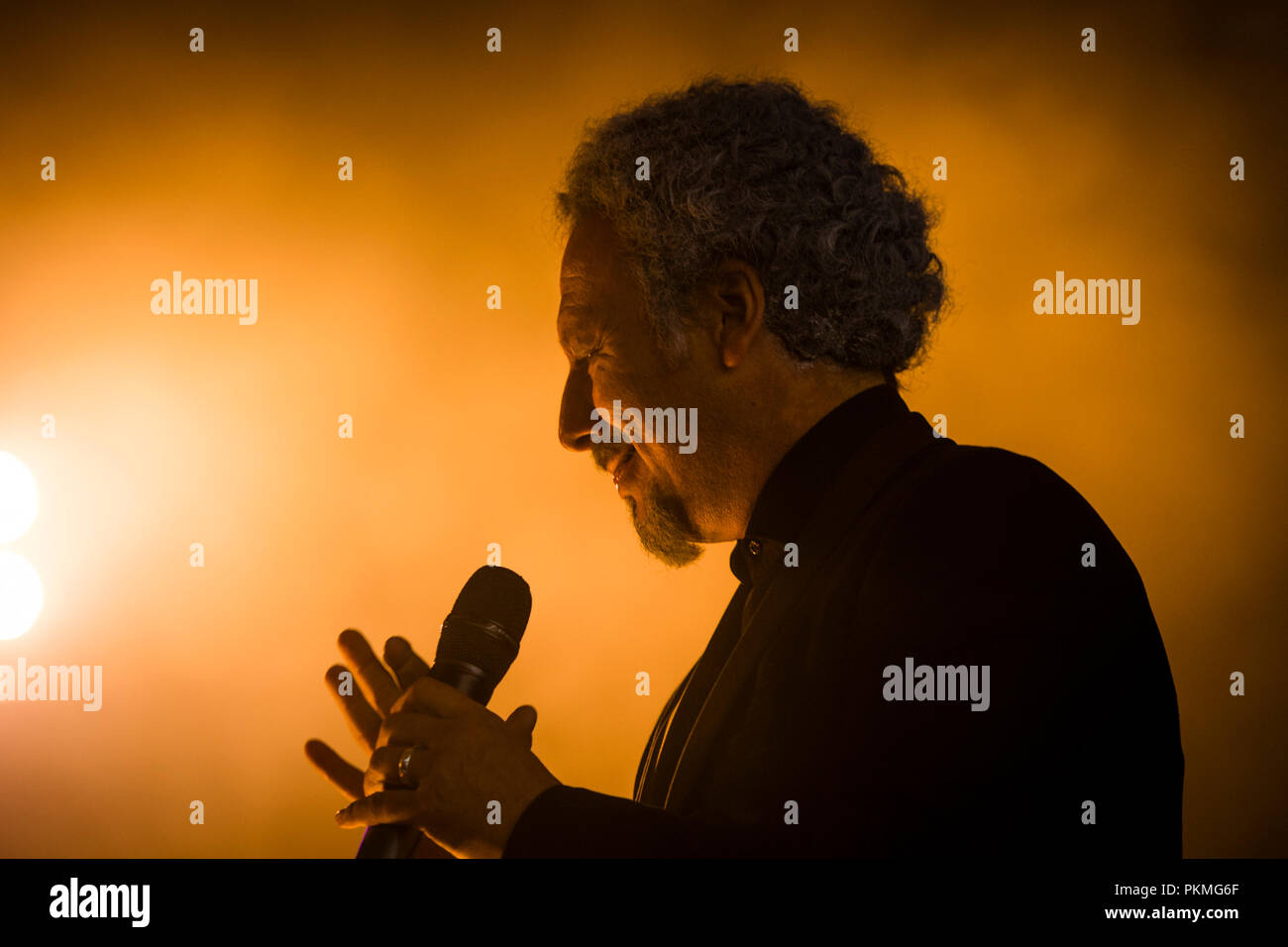 Une loi sur l'exécution de Tom Jones à la grande fête de la musique, hommage au Pays de Galles, plus grand événement dédié aux auteurs, August Bank Holiday weekend, Aberystwyth, Pays de Galles UK Summer 2018 Banque D'Images