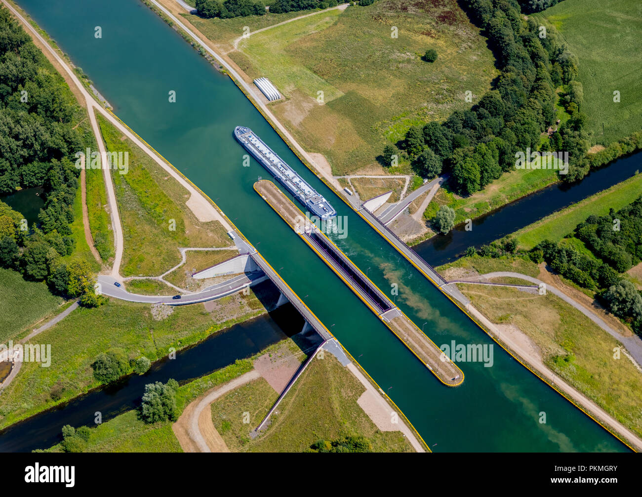 Vue aérienne, pont-canal, pont de l'eau, canal intersection avec la rivière Lippe, bateaux de navigation intérieure, d'un cargo, la navigation intérieure Banque D'Images
