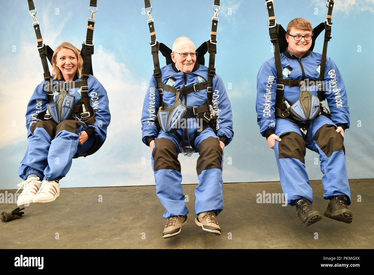 94 ans, vétéran du jour Lire Harry avec sa petite-fille Jo Taylor, 38 ans,  et arrière-petit-fils Josh Shaw, 23 skydive, pratiquer un poste à Old Sarum  Airfield, Salisbury, Wiltshire, où il prend