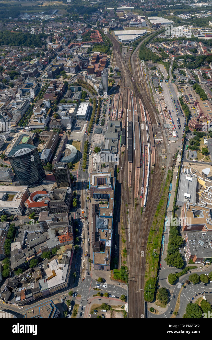Vue aérienne de la gare centrale de Dortmund, Dortmund, Gare Centrale, des voies de chemin de fer ; nombre, Königswall, B54, l'Autoroute, RWE Tower Banque D'Images