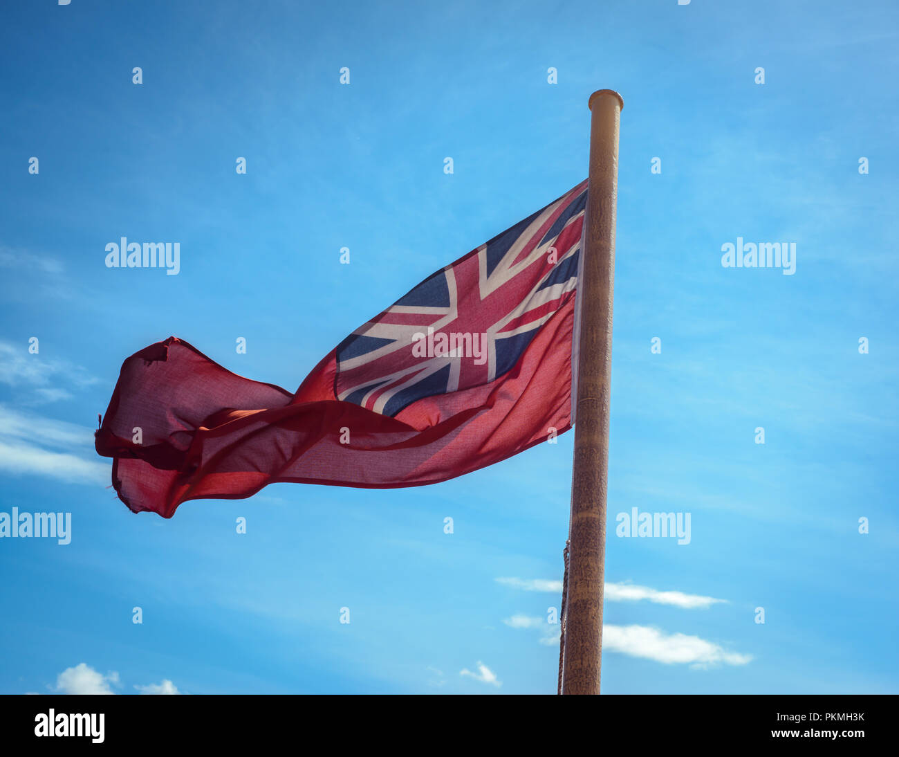 Red Ensign britannique contre le ciel bleu sur un navire en Ecosse, Royaume-Uni Banque D'Images