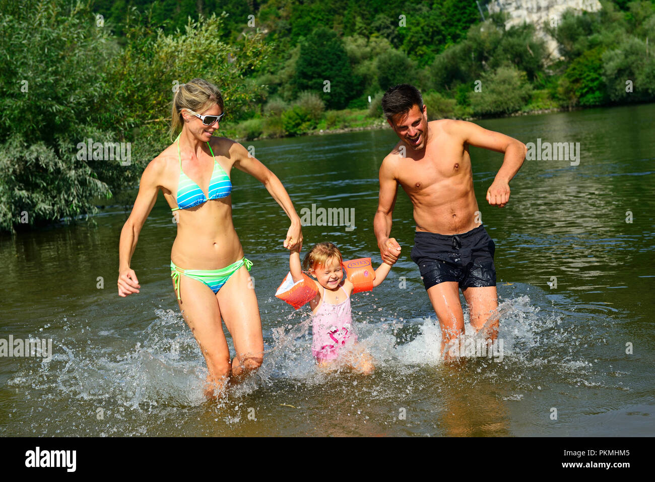 Famille dabbles dans le Danube, paillassons, Ratisbonne, à l'Est de la Bavière, Thuringe, Bavière, Allemagne Banque D'Images