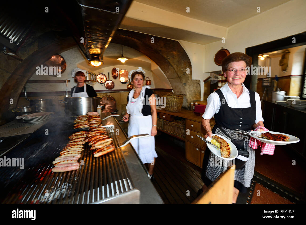 Le grésillement de saucisses sur le grill, Wurstkuchl, Ratisbonne, à l'Est de la Bavière, Thuringe, Bavière, Allemagne Banque D'Images