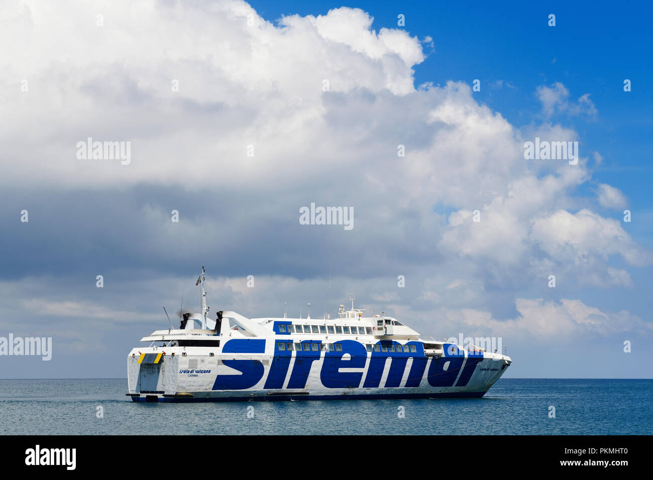 Ferry devant l'Ile Vulcano, îles éoliennes ou des îles Eoliennes, Sicile, Italie Banque D'Images